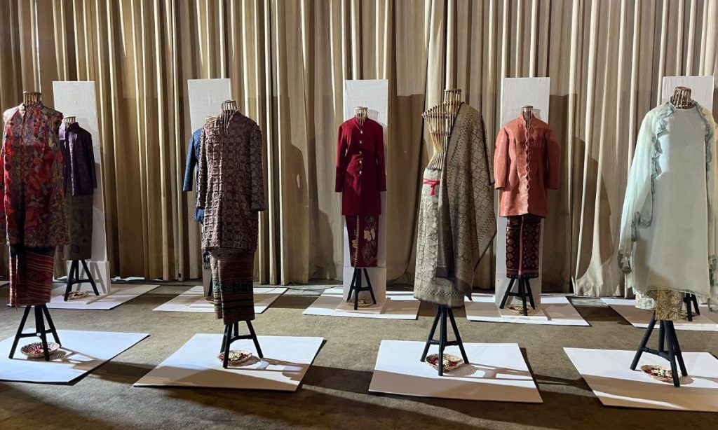 Koleksi kebaya dan kain tenun Oscar Lawalata dan Cita Tenun Indonesia
