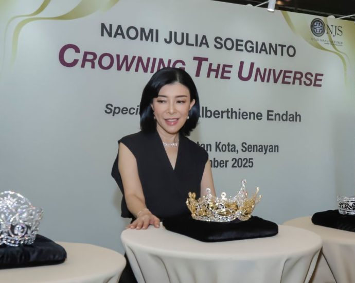 Naomi Julia Miss Universe crown